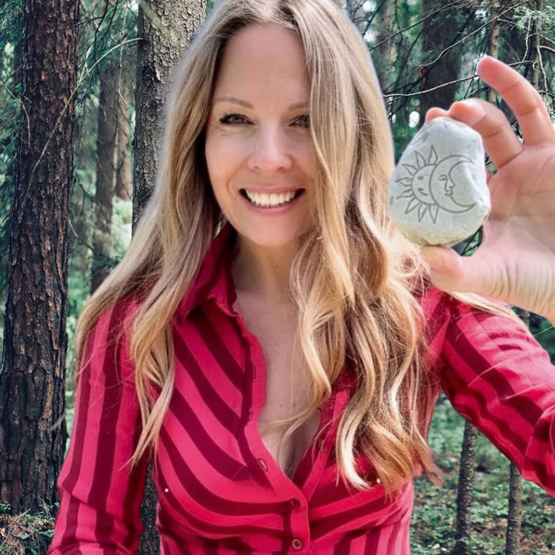 Claudia Fabrizy im Wald mit Stein Sonne Mond