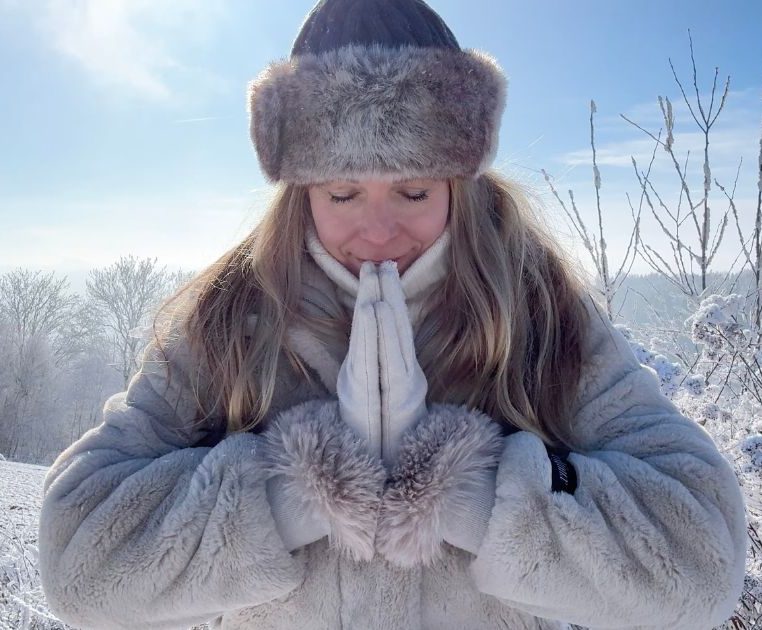 Claudia Fabrizy meditiert im Winter in den Wiener Alpen