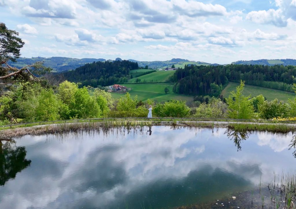 Frau mit Drohne am See