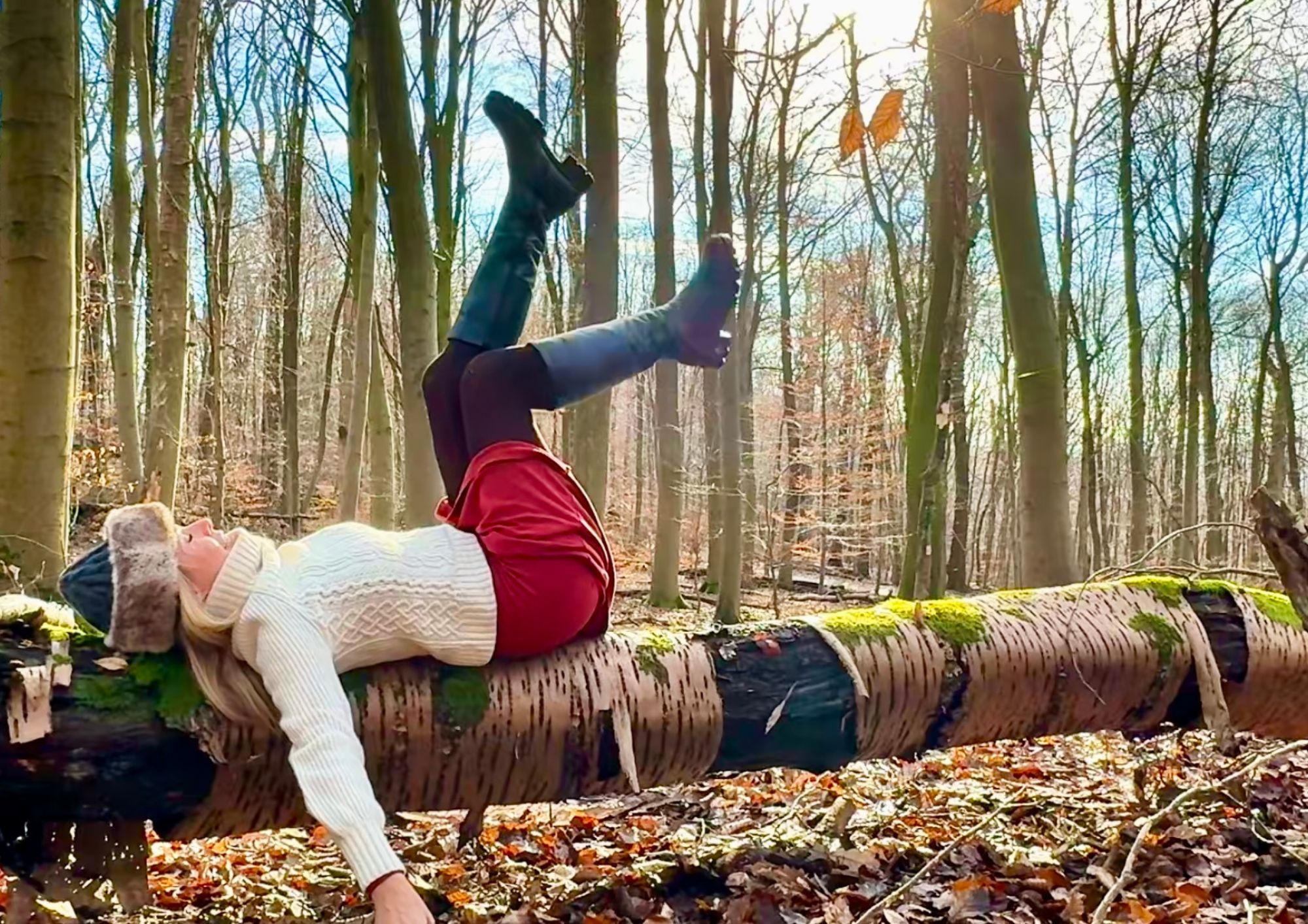 spiritueller Weg – Frau verbindet sich mit der Natur und den Bäumen