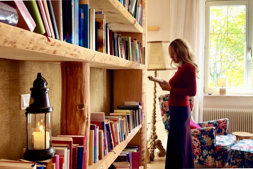 Frau in der Bibliothek von Seminarhaus NaturSinne