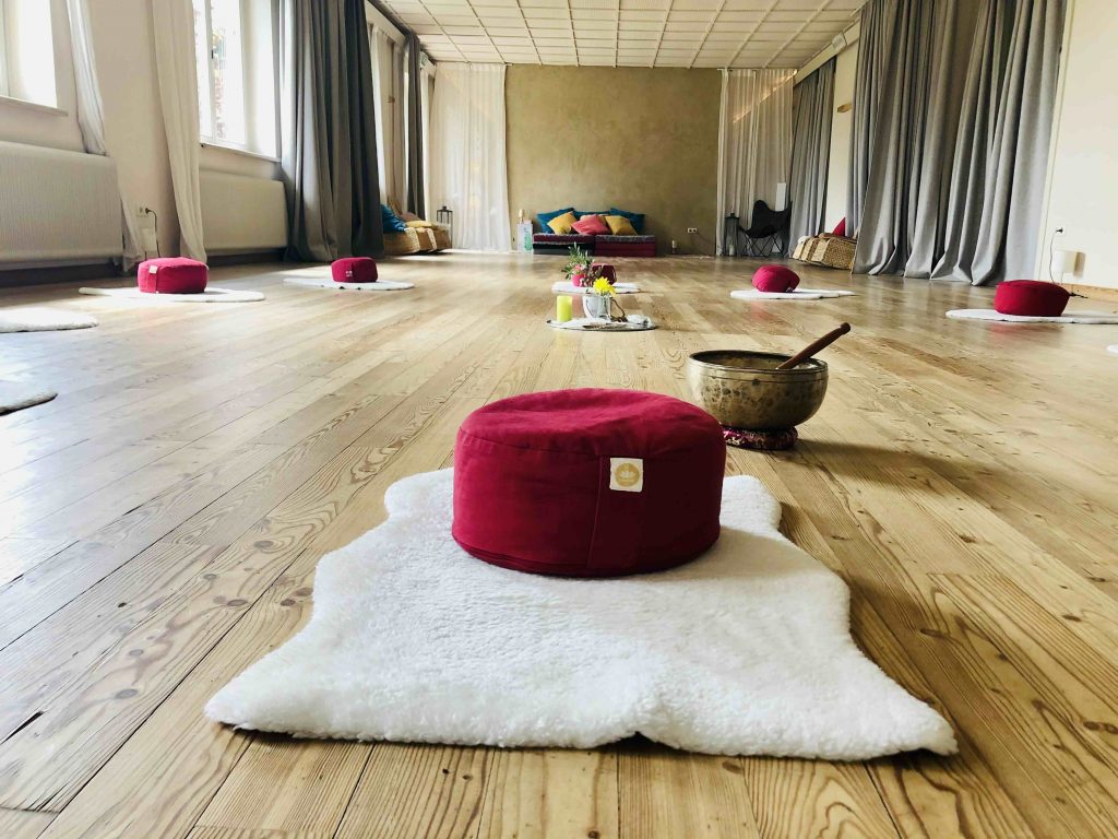 Seminarraum Klangschale Meditation Alpen
